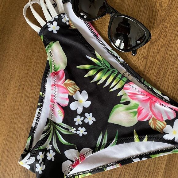 Cupshe Strappy Bikini Bottom - Tropical Floral | Size M | EUC - Picture 2 of 4